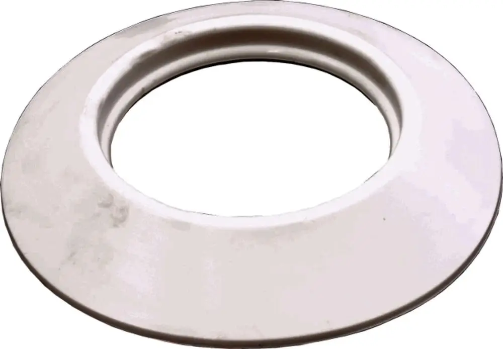 Runde, flache Rosette in Weiß mit einem zentralen Loch. Die Oberfläche zeigt leichte Gebrauchsspuren. Produkt der Marke Wolf, geeignet für Außenwände.